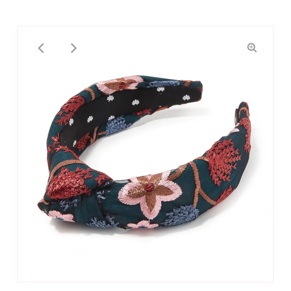 NWOT LELE SADOUGHI
EMBROIDERED LACE KNOTTED HEADBAND Night Garden